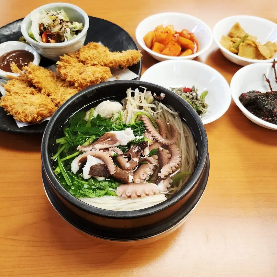 Full table spread at Bogi-o Boguk