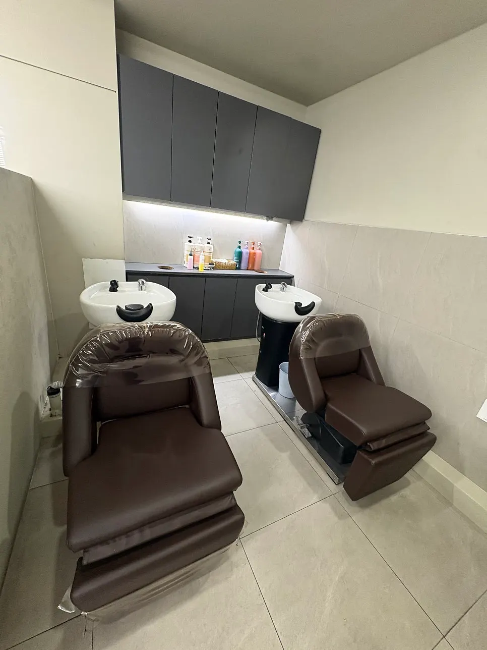 Interior of Beorn Hair Cheongdam in white and ivory tones