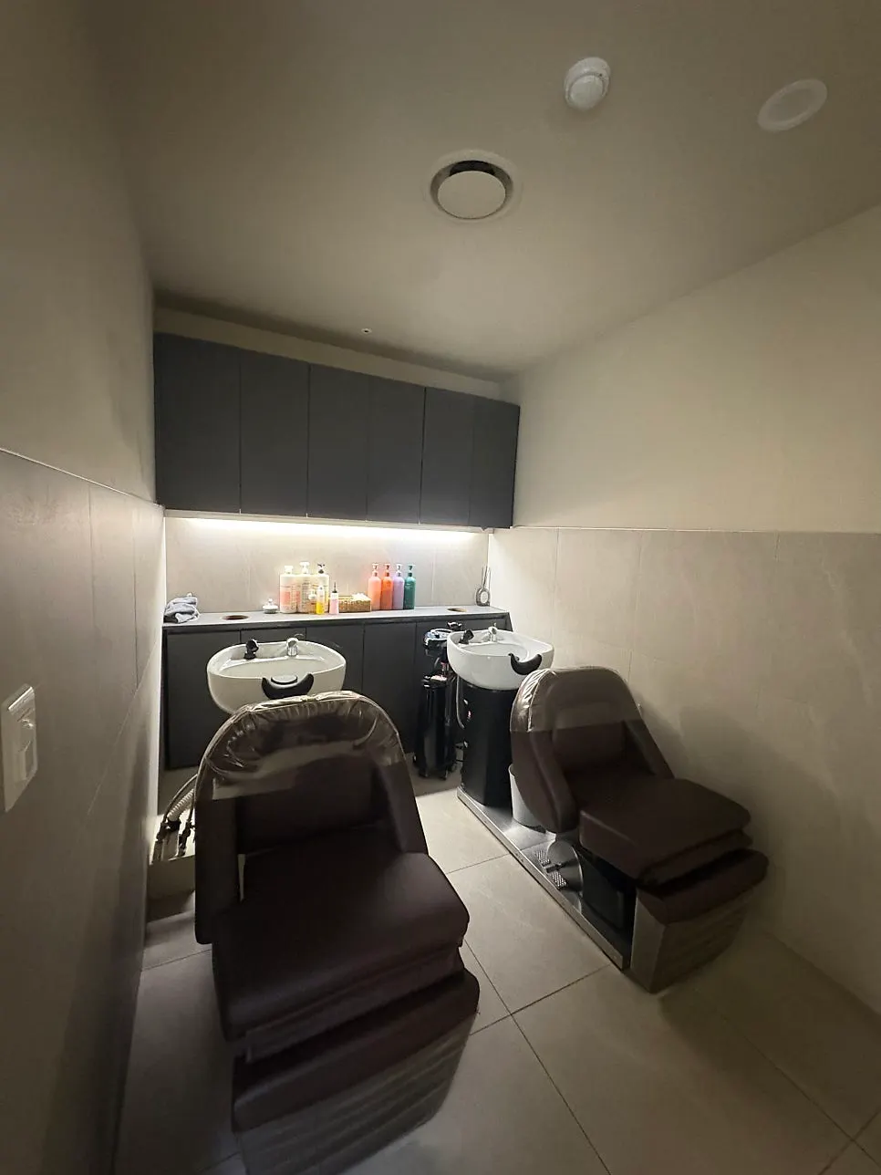 Comfortable interior of the Cheongdam-dong hair salon