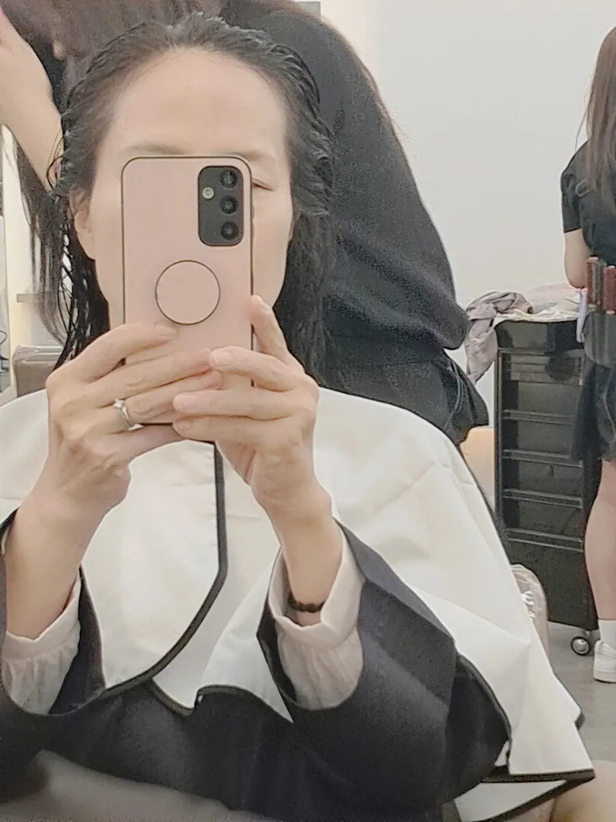Easy-to-style daily layered perm look
