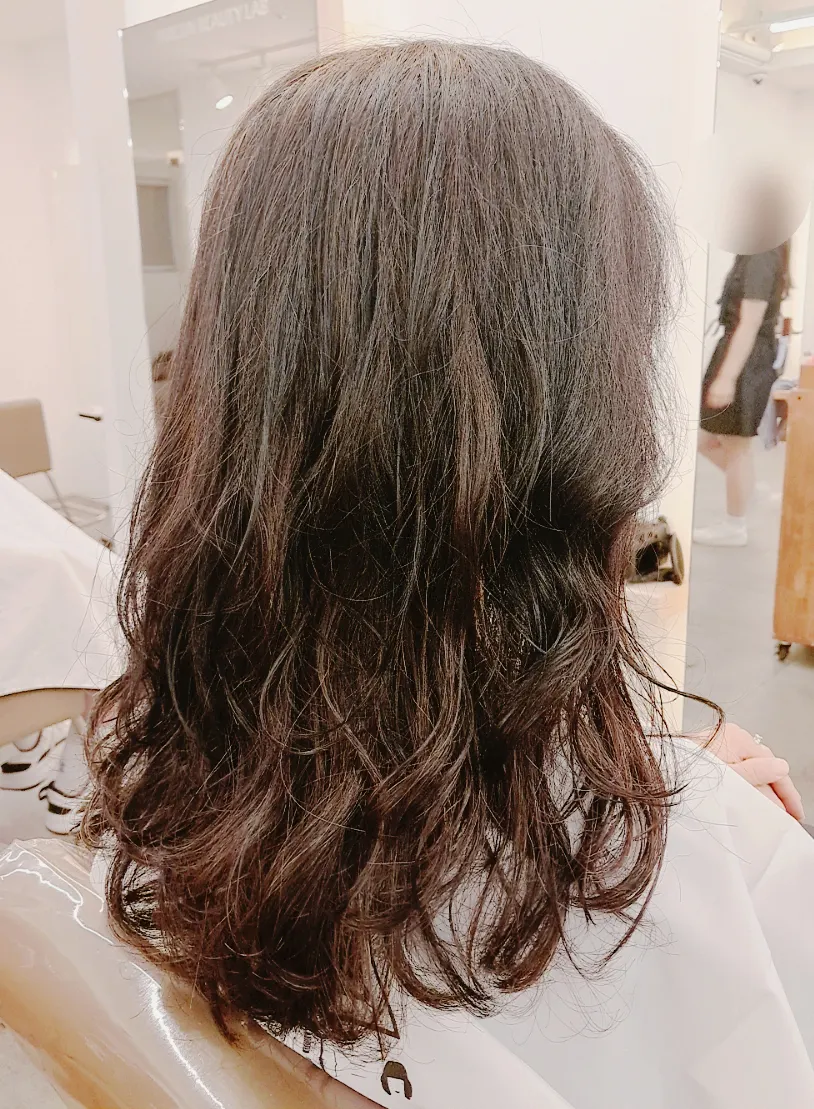 Finishing cut of the layered perm with volume around the face