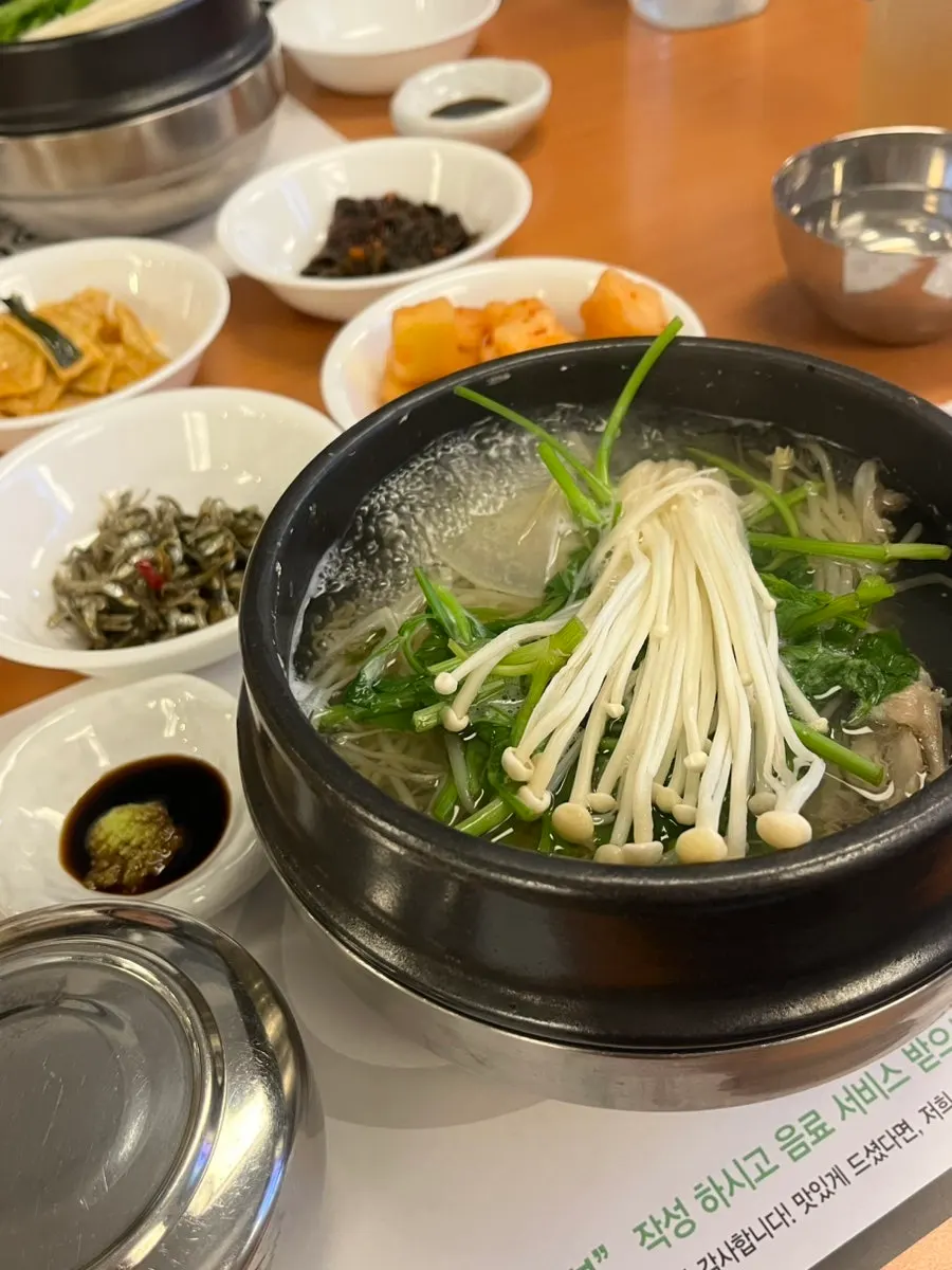 뚝배기에 끓여 나온 자연산 밀복지리