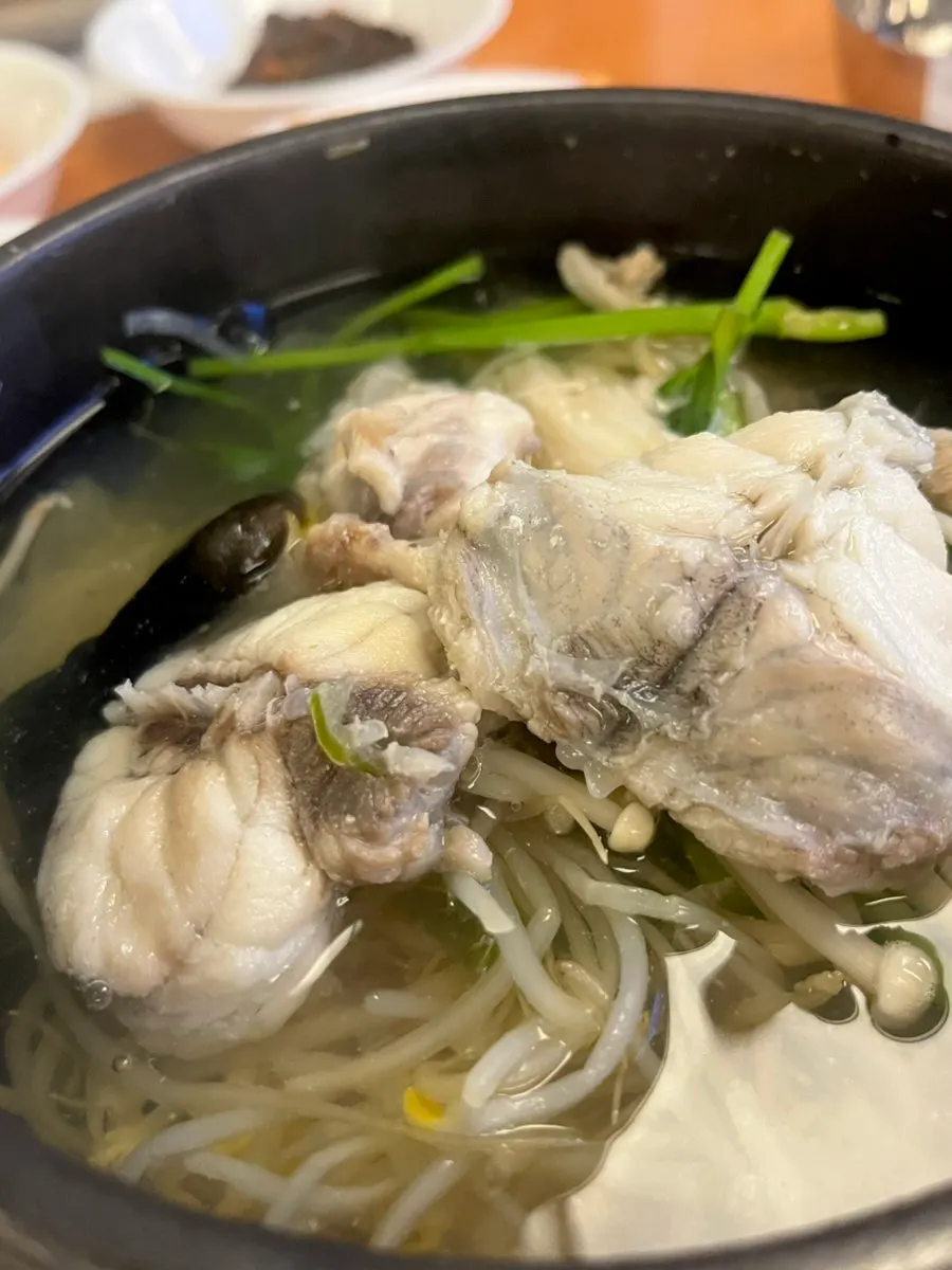 계속 떠먹게 되는 밀복지리 국물