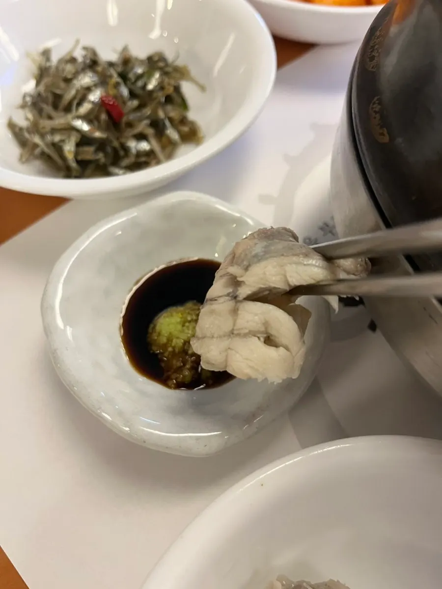 와사비간장에 찍은 밀복 살