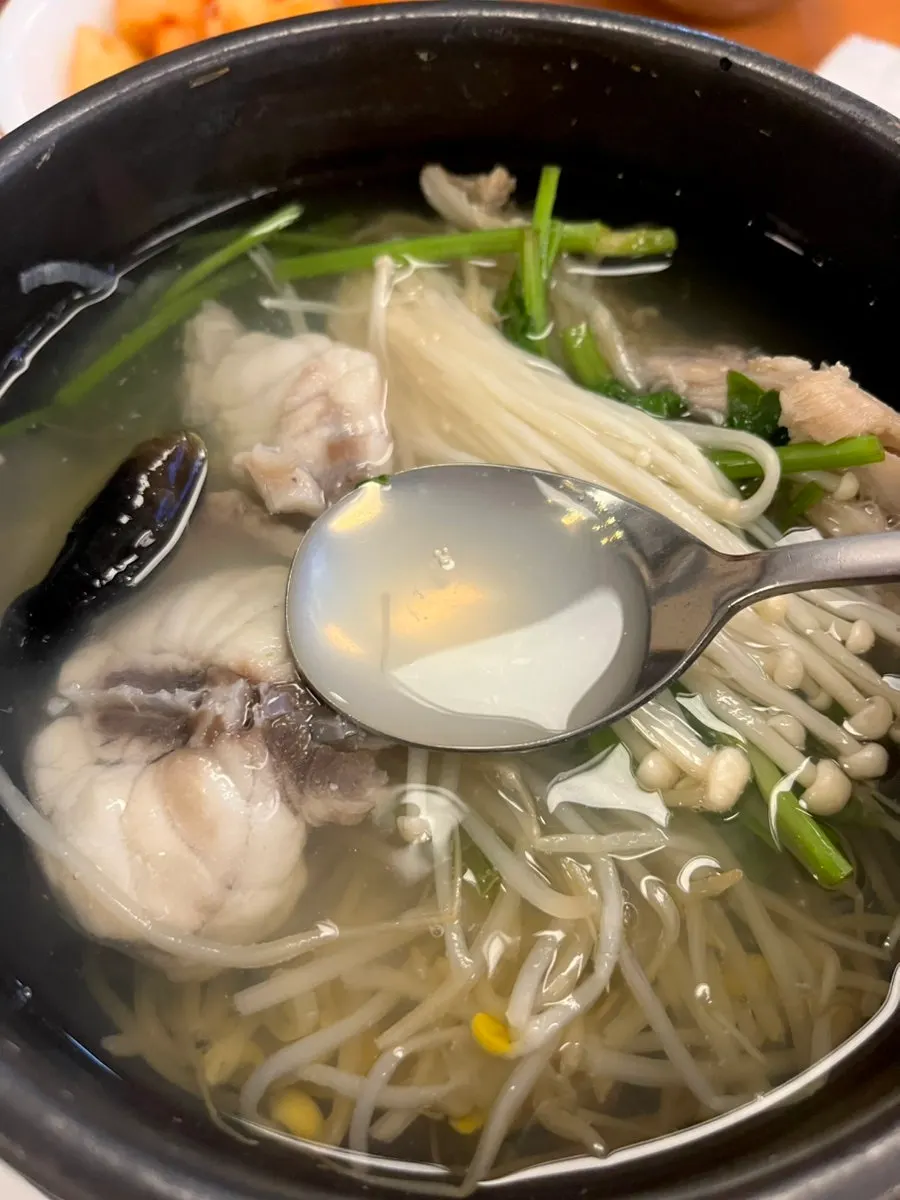 식초를 넣어 뽀얘진 복국 국물