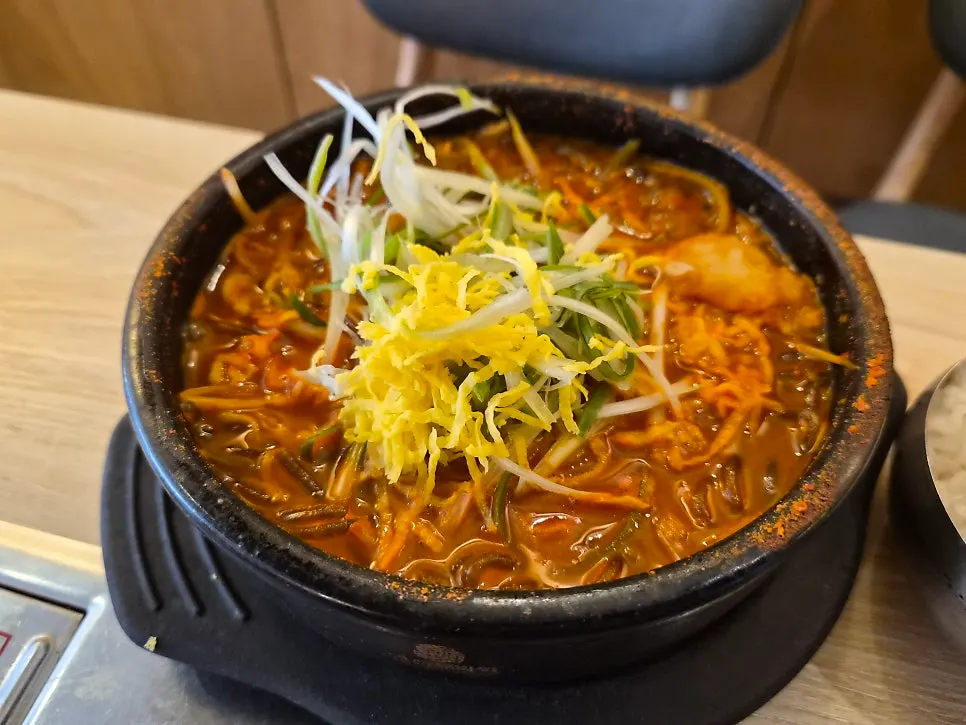 건더기 푸짐한 얼큰 닭개장 한 그릇