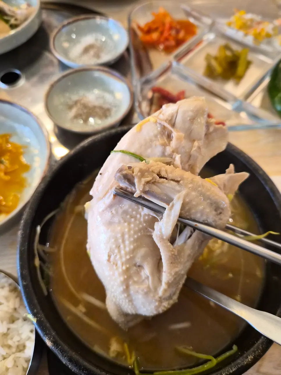 닭 반마리가 통째로 들어간 닭곰탕
