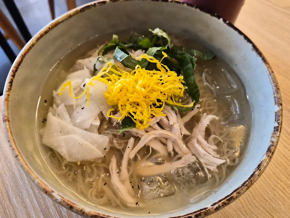 식사 메뉴와 함께 차려진 파전