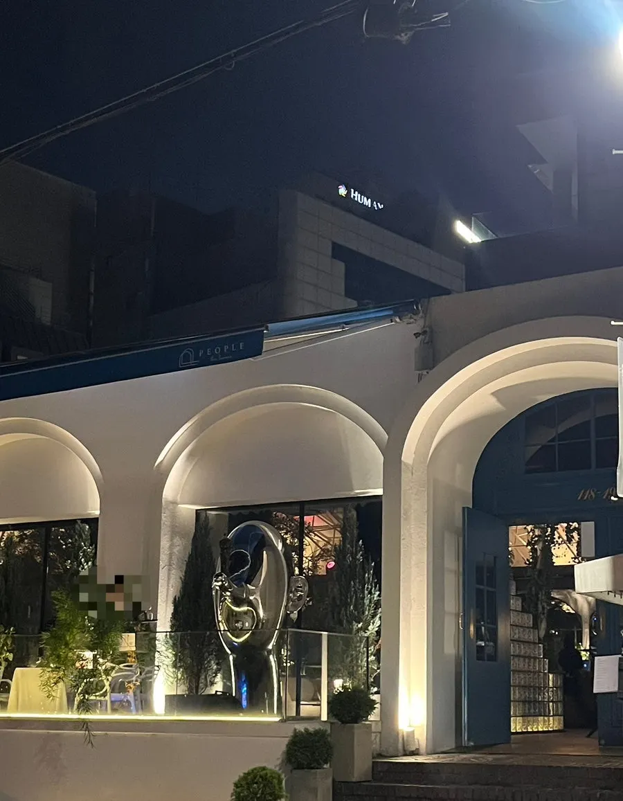 유럽 대저택 느낌의 피플더테라스 입구