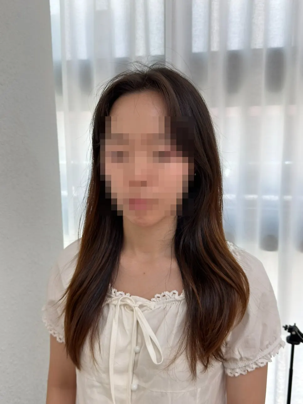 아래쪽으로 브라운빛이 올라온 시술 전 머리