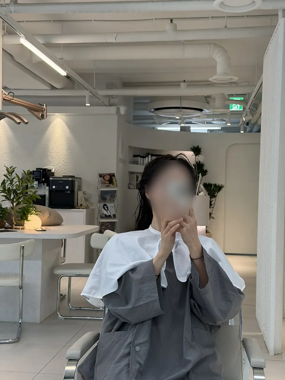 톤이 정리된 어두운 사파이어 컬러 모발