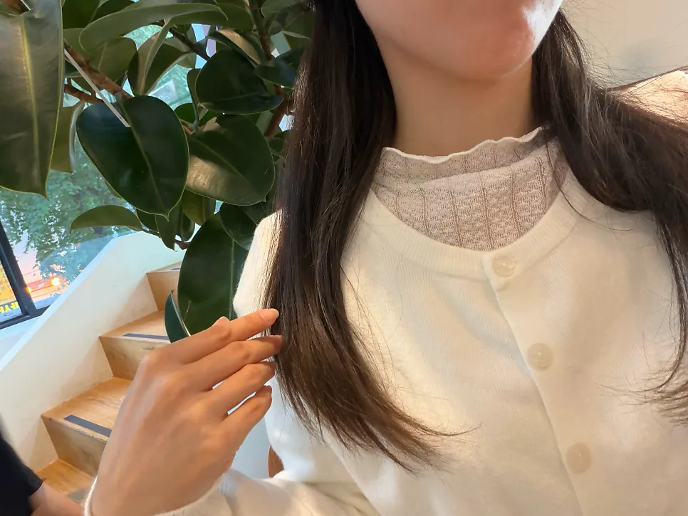 염색 마무리 후 거울 앞 모습