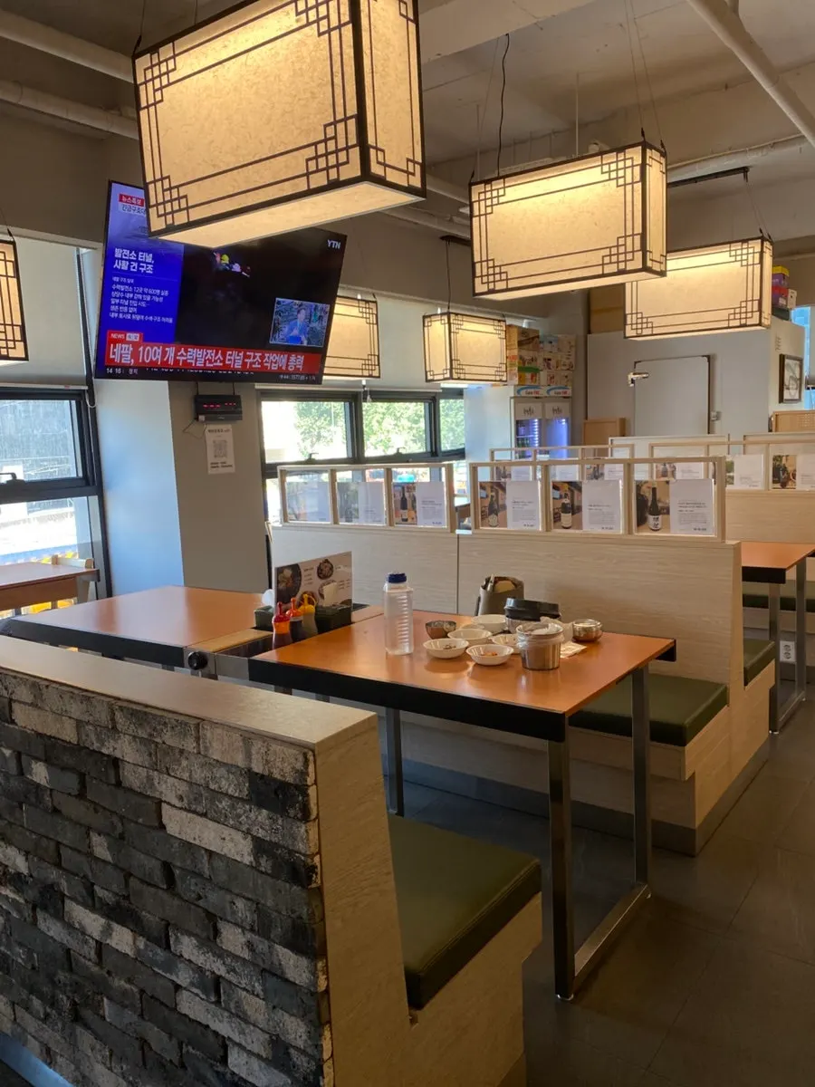 Interior of Bogi-o Boguk Cheongdam branch