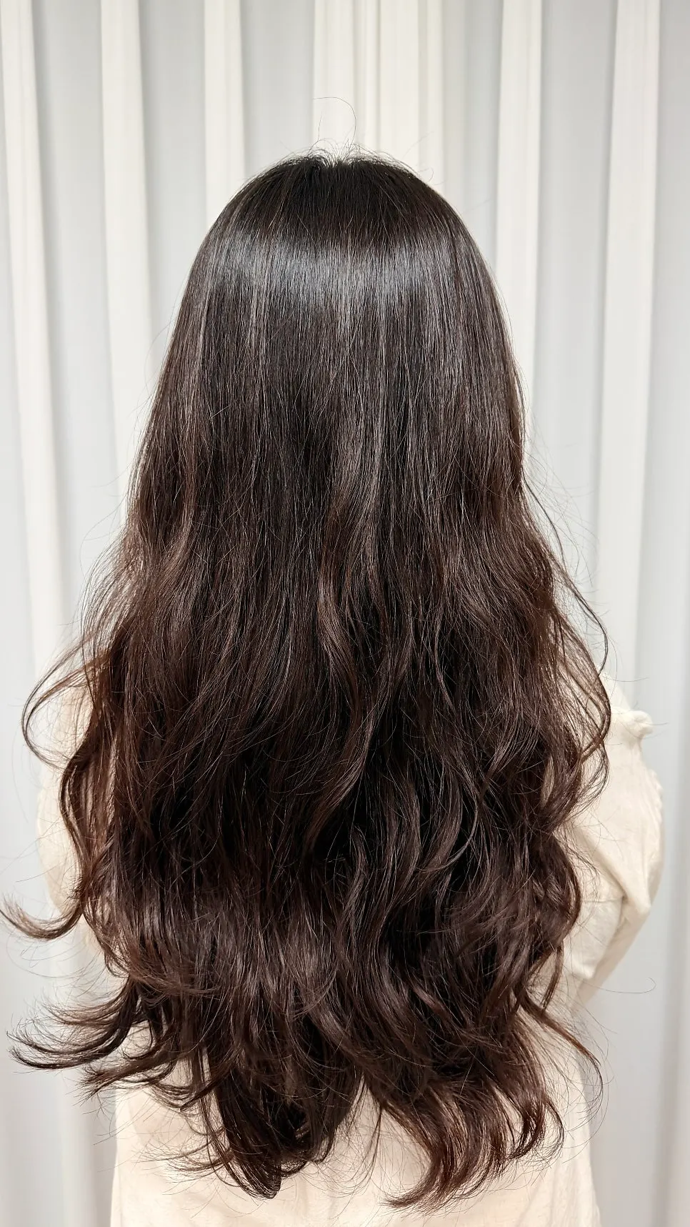 Naturally flowing S-curl hairstyle
