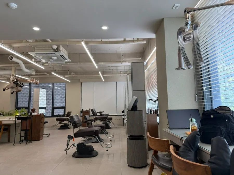 Salon interior seating and mirrors