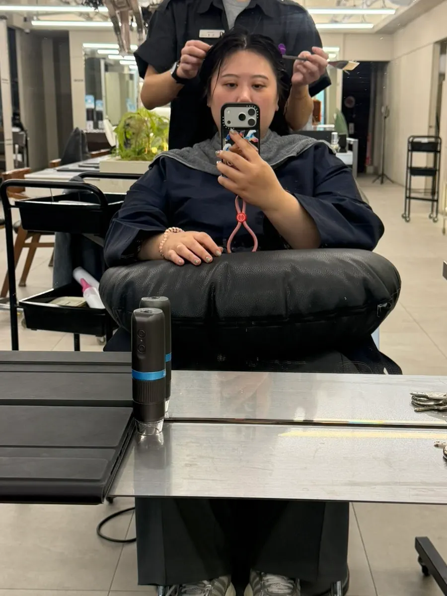 두피 앰플을 바르는 관리
