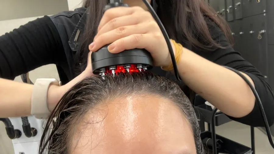 두피 클리닉 중 진행되는 마사지 모습