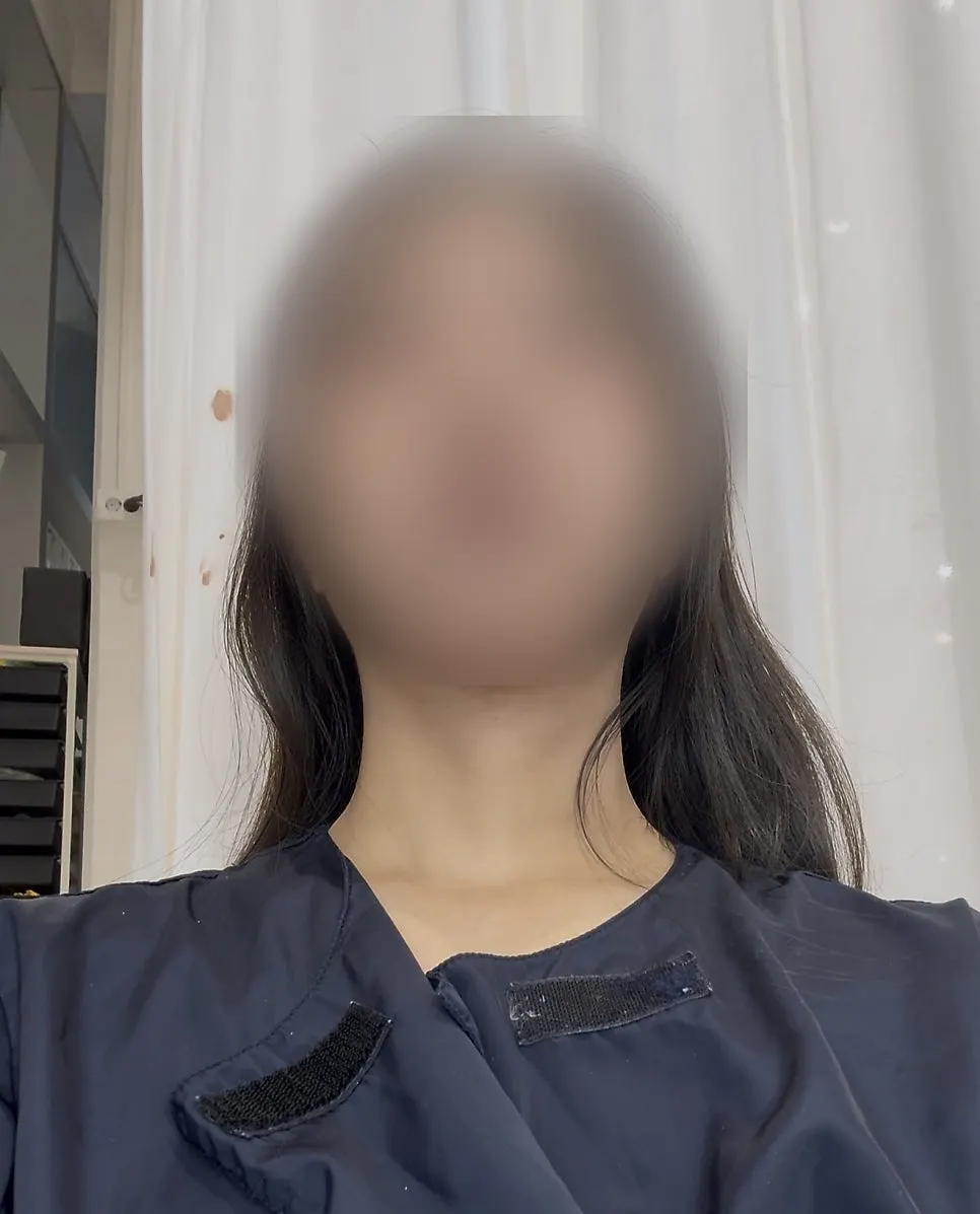 헤어 담당자가 신부 헤어를 만지는 장면