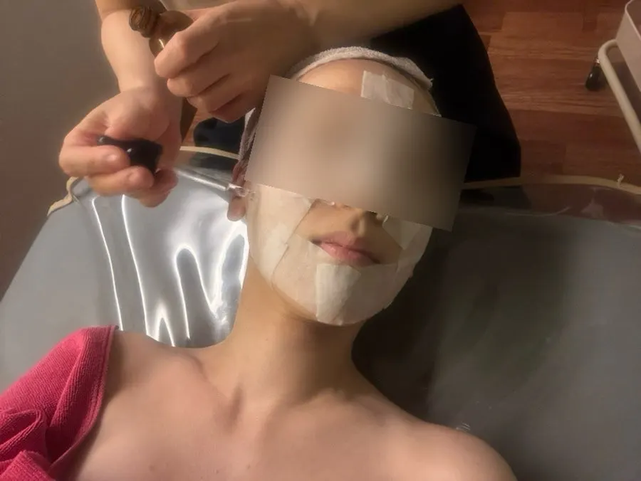 일회용 솜으로 진행하는 세안 과정