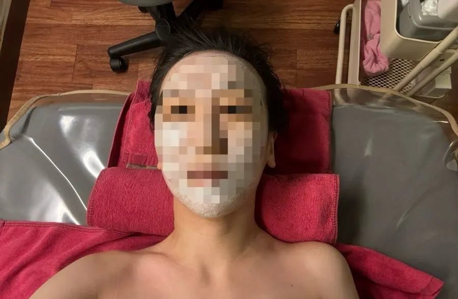 팩을 올린 채 이어지는 데콜테 관리 시간