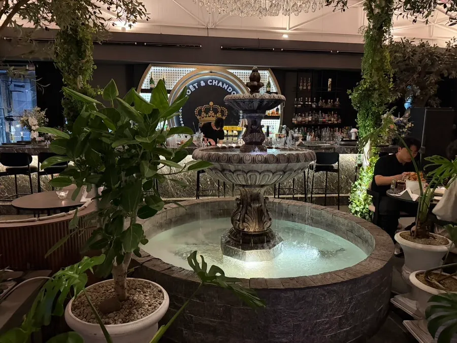 Interior of People the Terrace, spanning 4 floors and 300 pyeong