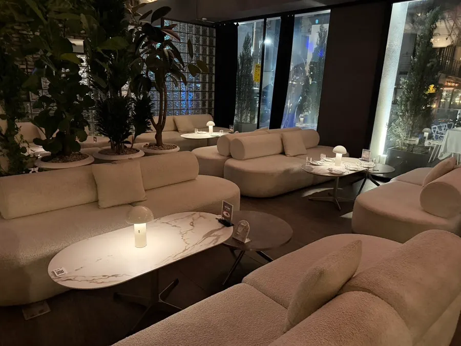 Luxurious table arrangement in the main hall