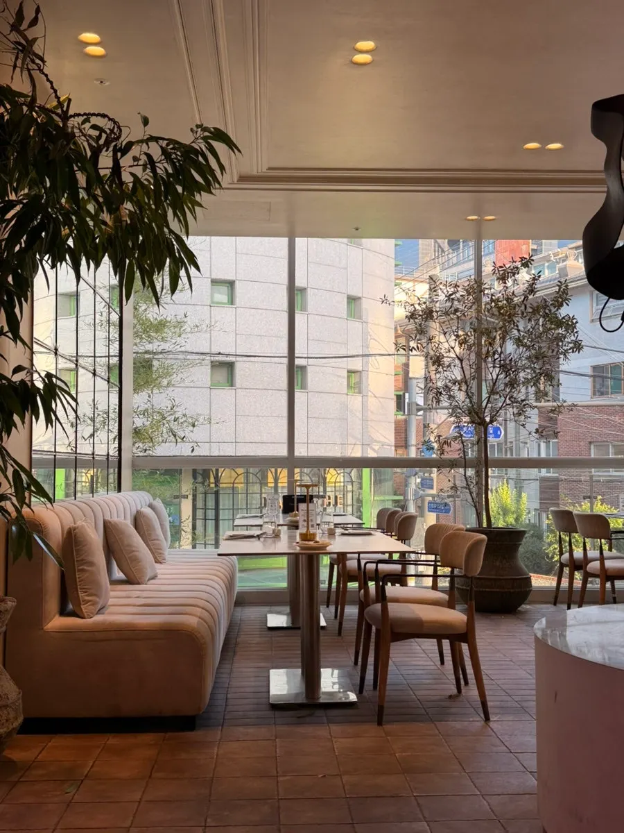 มุมกว้างเทอเรซที่หน้าต่างเปิดโล่งของ Osteria Eden