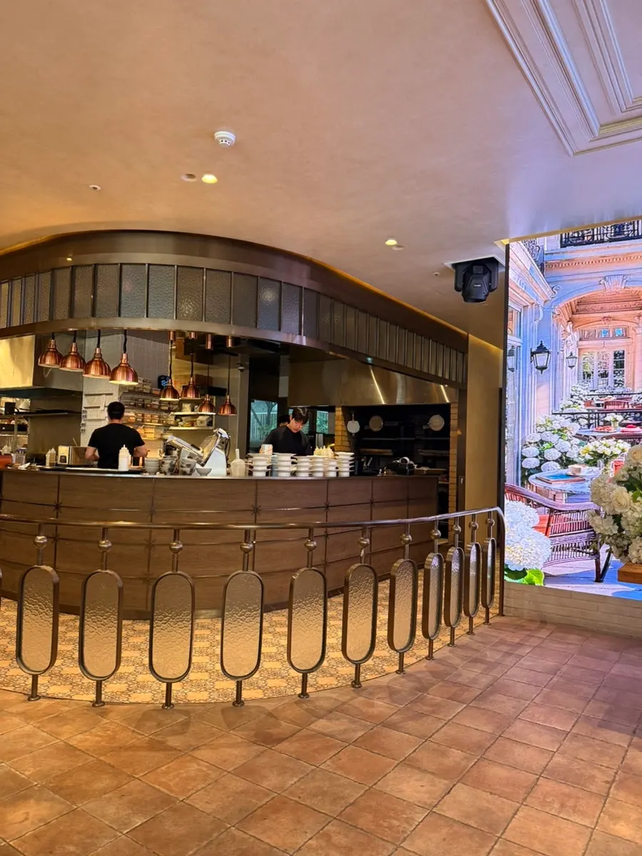 ที่นั่งโซฟานุ่มสบายภายในร้าน