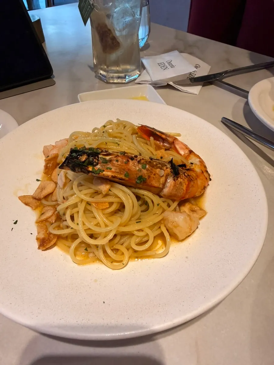 พาสต้าอาลิโอโอลิโอโรยหน้าด้วยกุ้งใหญ่