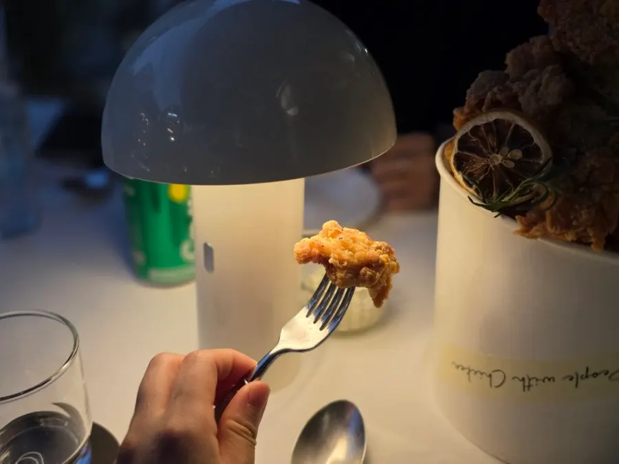 해피아워 치킨 버켓과 감자칩