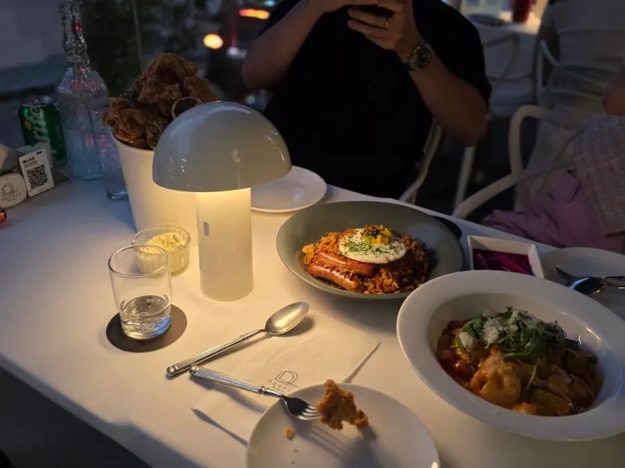 야외 테라스에 차려진 주문 메뉴