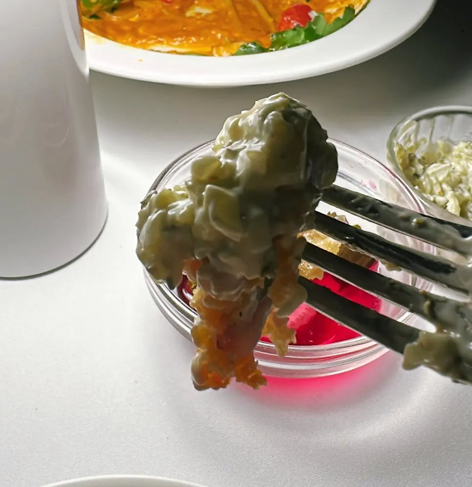 Chicken sauce with onion and pickles