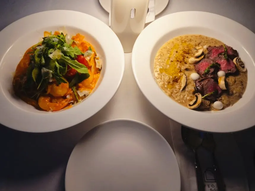 야외 테라스에 놓인 두 가지 식사 메뉴
