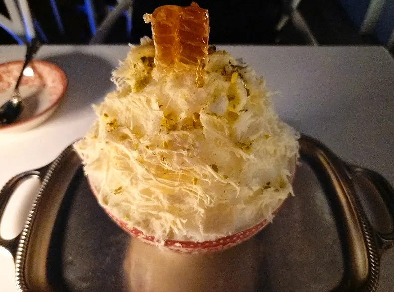 산처럼 쌓인 카이막 빙수
