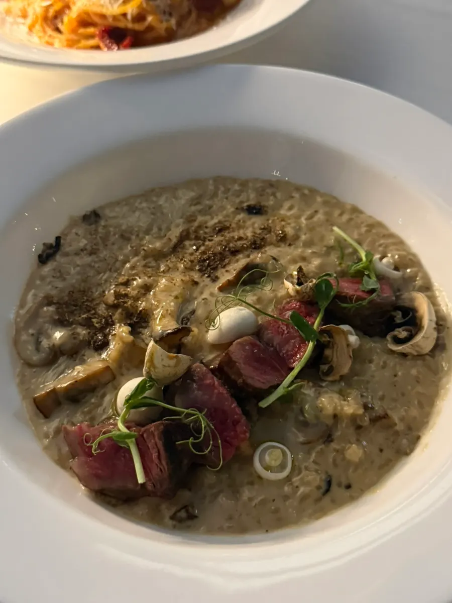 モッツァレラチーズをのせたポモドーロ・バジルペストパスタ