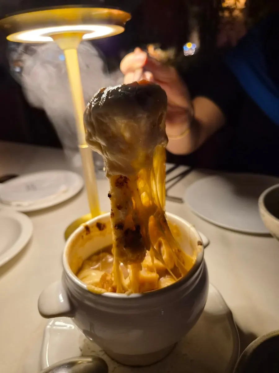 치즈가 올라간 프렌치 어니언 스프