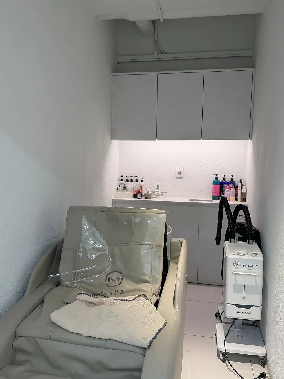 Separately partitioned shampoo room and clinic space