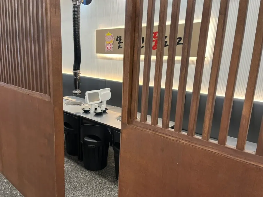 손님으로 북적이는 못생긴뚱돼지 홀 내부
