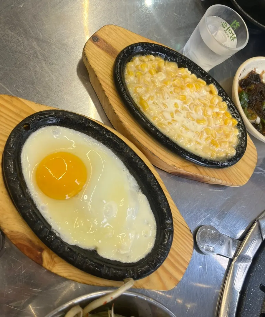계란후라이와 콘샐러드, 된장찌개 서비스 상차림