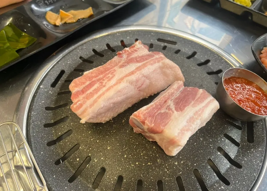 불판에 올린 돼지생갈비살