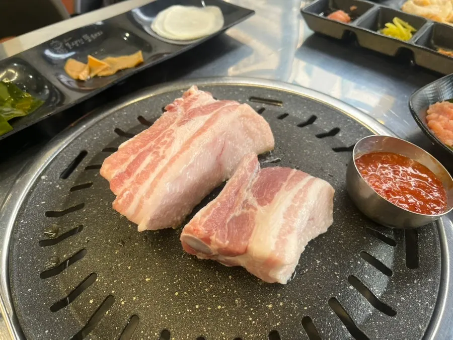기름이 흐르며 익어가는 두툼한 생갈비살