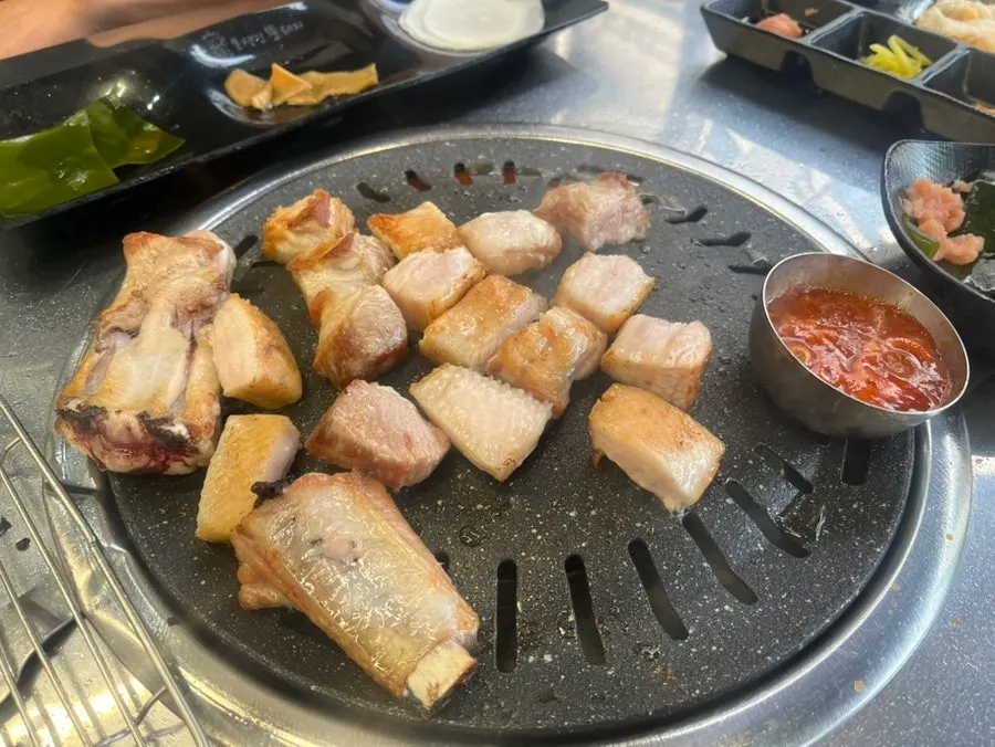 먹기 좋게 깍둑 썰린 생갈비살