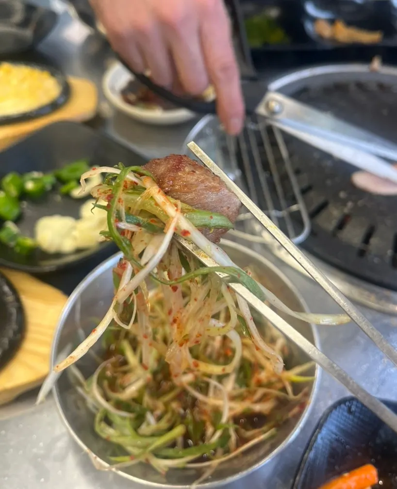 육즙 가득한 두툼한 생갈비살 한 점