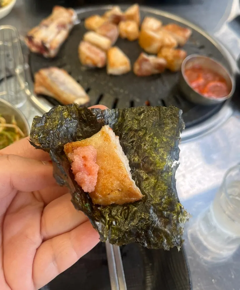 고기를 쌈에 싸 먹는 모습