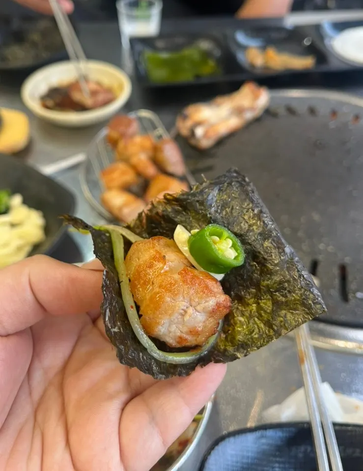 소스와 함께 먹는 생갈비살 한 쌈
