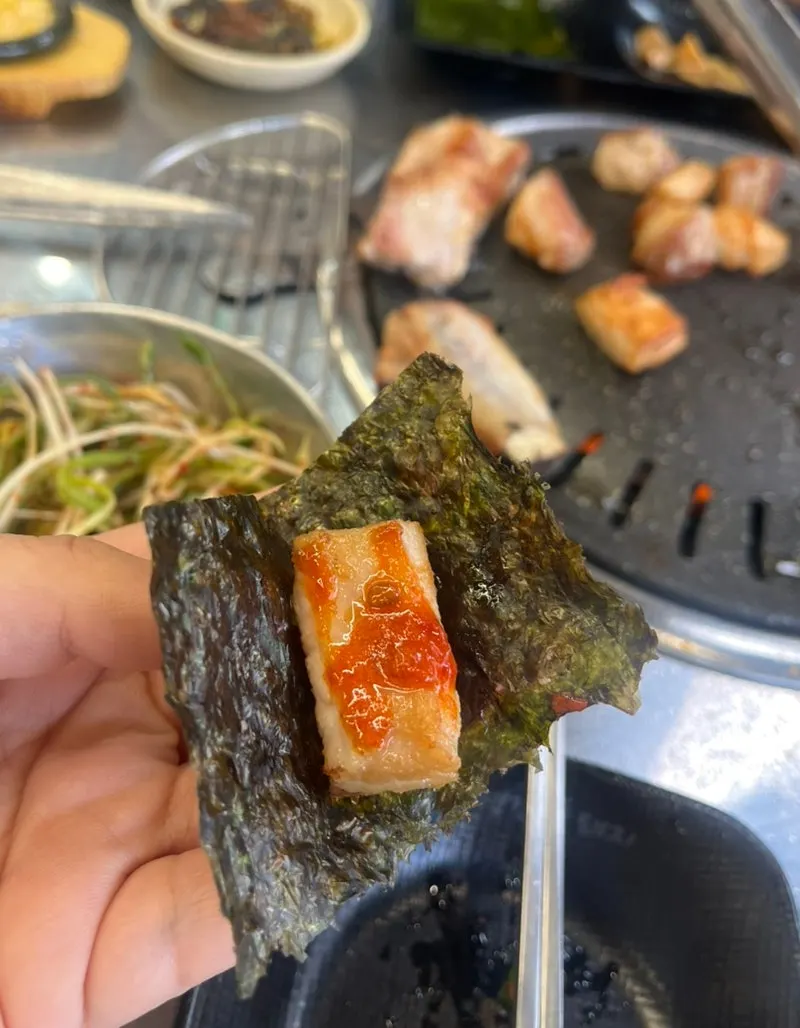 불판 가운데서 끓는 갈치젓에 찍은 고기