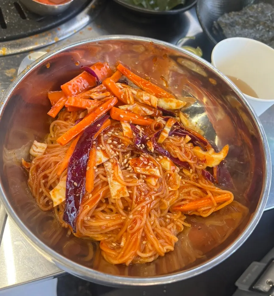 야채가 푸짐하게 들어간 비빔국수