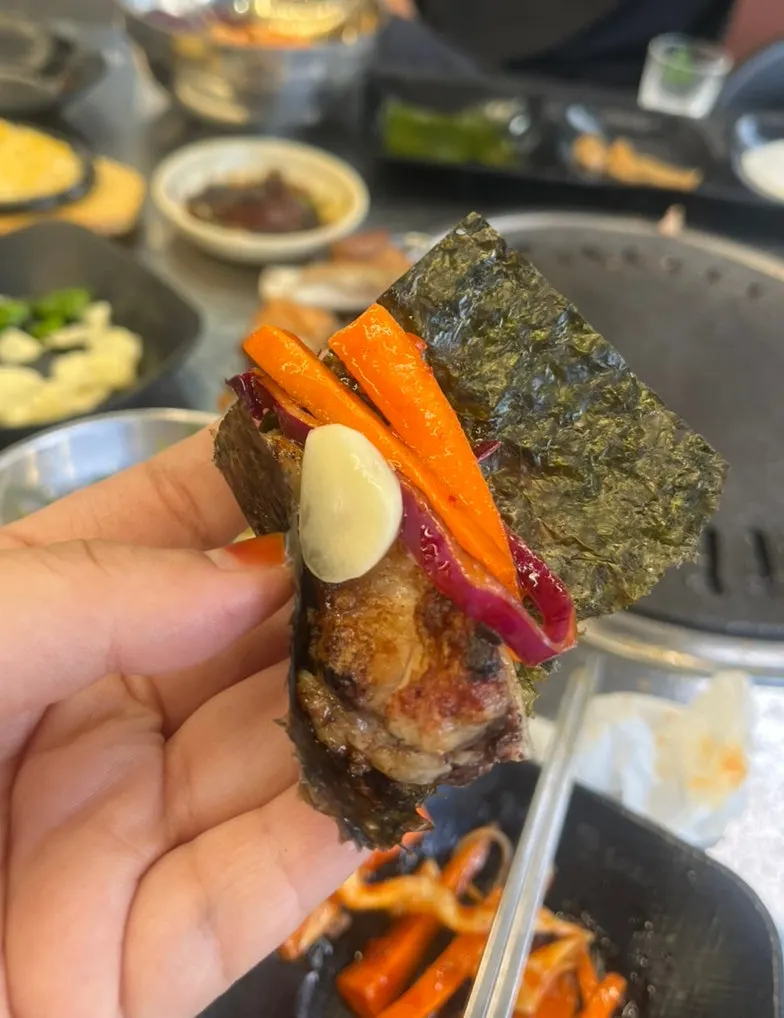 뼈에 붙은 살을 발라 먹는 모습