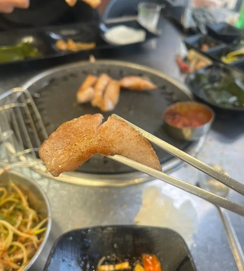 두툼하게 구워 자른 항정살