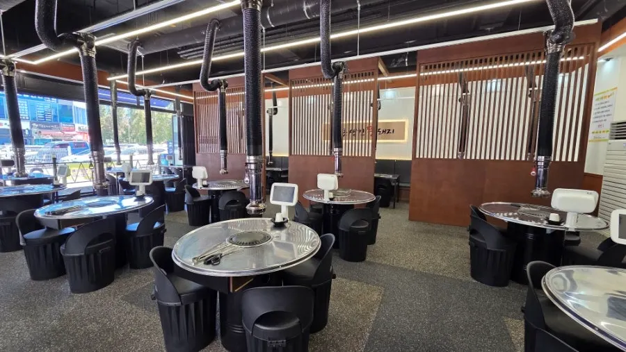 Neatly arranged seating in the BBQ restaurant hall